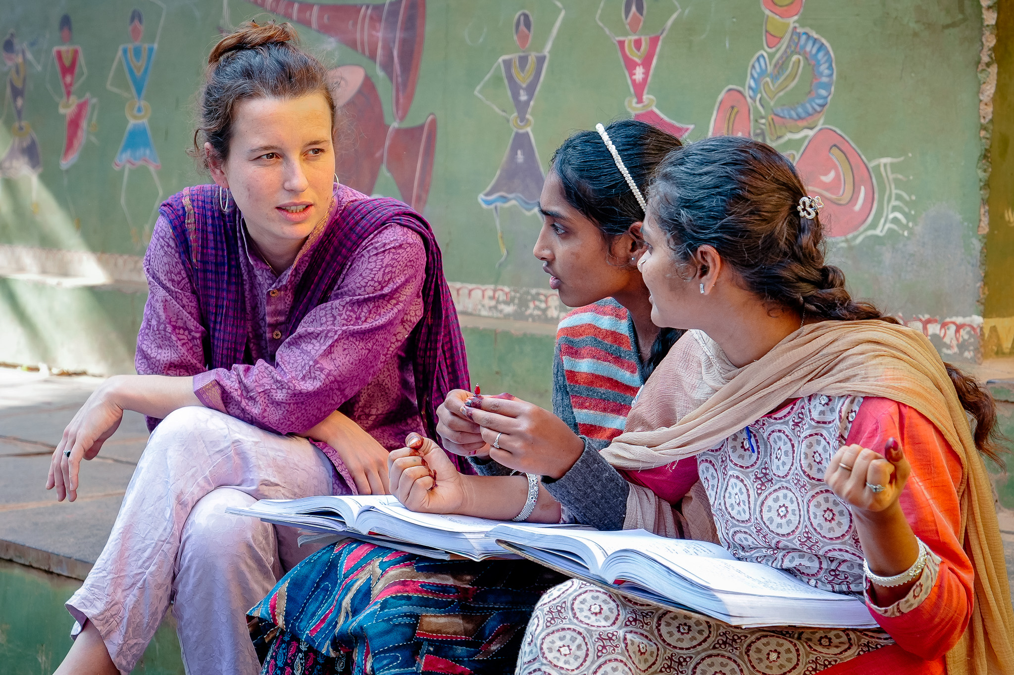 SONYJour210932 Venez et voyez Echange entre Charlotte et deux élèves DCC VSI Volontariat en INDE KSV avec la Délégation Catholique pour la Coopération